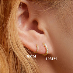 Mini orecchini a cerchio Huggie con zirconi in argento sterling 925